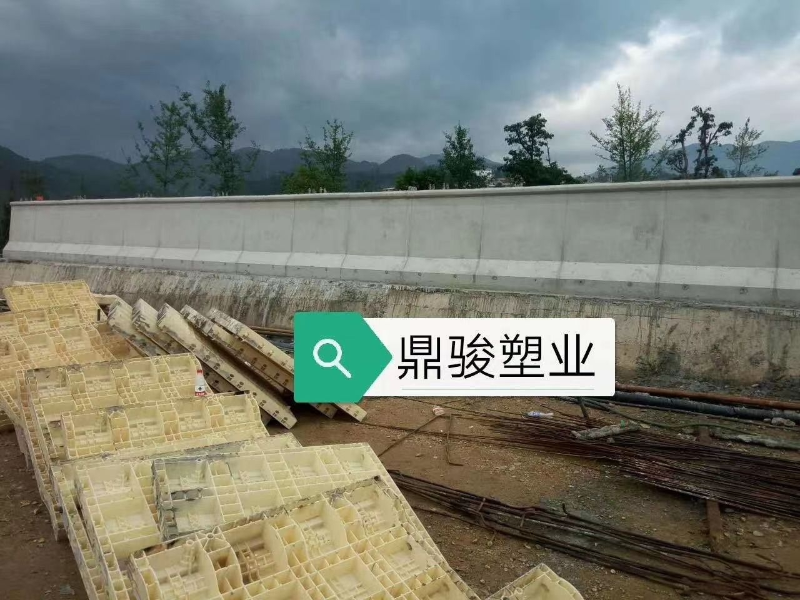防撞墻護(hù)欄鋼模板